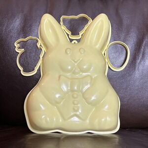 Vintage Yellow JELLO Easter Bunny Mold ‎ & 3 Plastic Cookie Cutters